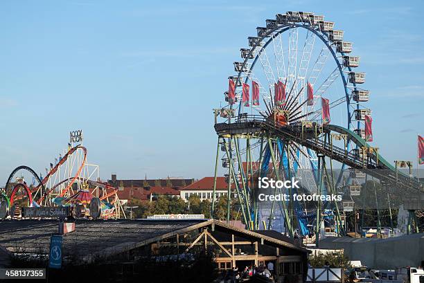 Riesenrad Und Achterbahn In Der Das Oktoberfest Stockfoto und mehr Bilder von Achterbahn - Achterbahn, Bayern, Blau