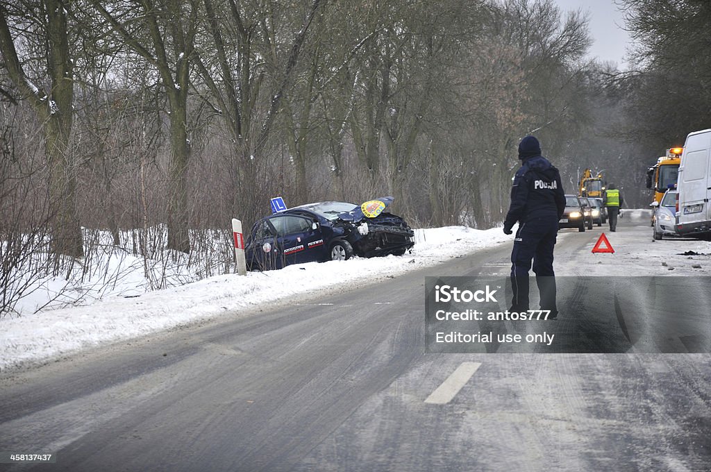 道路交通事故-policeman の指示 - 溝渠のロイヤリティフリーストックフォト