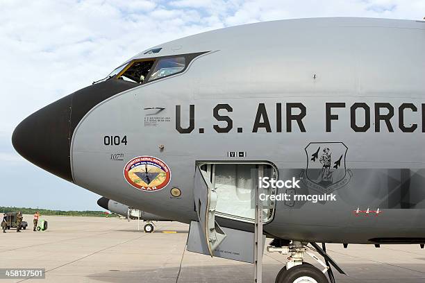 Nalewać Paliwo Tankowiec - zdjęcia stockowe i więcej obrazów Siły powietrzne USA - Siły powietrzne USA, Pas startowy, Dzień