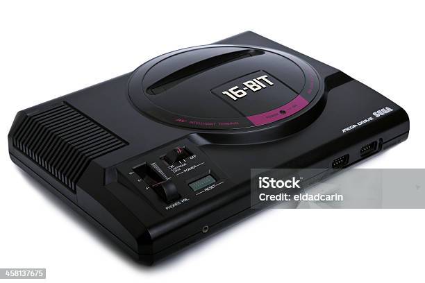 Aislado Sega Mega Drive Consola De Juegos Foto de stock y más banco de imágenes de Sega - Sega, Sega Genesis, Lanzar - Término deportivo