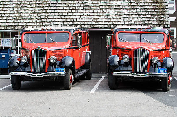deux red jammer bus de stationnement - us glacier national park montana bus park photos et images de collection