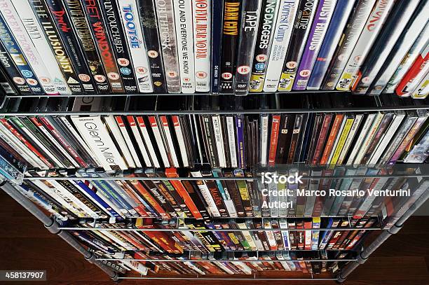 Große Cd Und Dvdsammlung In Holzschichtoptik Stockfoto und mehr Bilder von CD - CD, DVD, Kinofilm