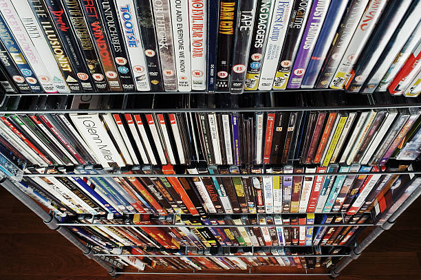 grande coleção de cd e dvd, empilhados - dvd stack cd movie imagens e fotografias de stock