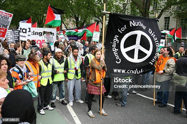 Foto de Cnd Banner E Palestinianos Flags e mais fotos de stock de Protesto - Protesto, Faixa de Gaza, Israel