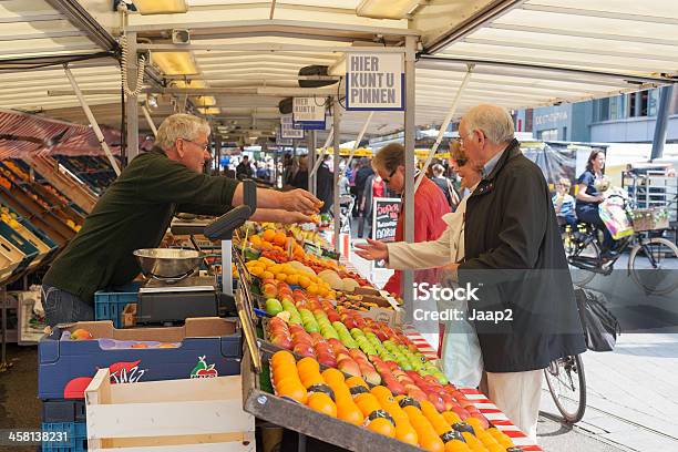 직원관리 구매 후르트 시장의 엔스헤데 네덜란드에 대한 스톡 사진 및 기타 이미지 - 네덜란드, 시장-소매점, 노인
