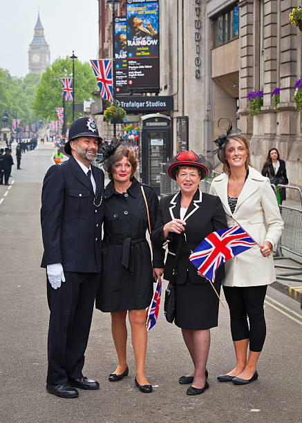 matrimonio reale eventi a londra - nobility wedding crowd british flag foto e immagini stock
