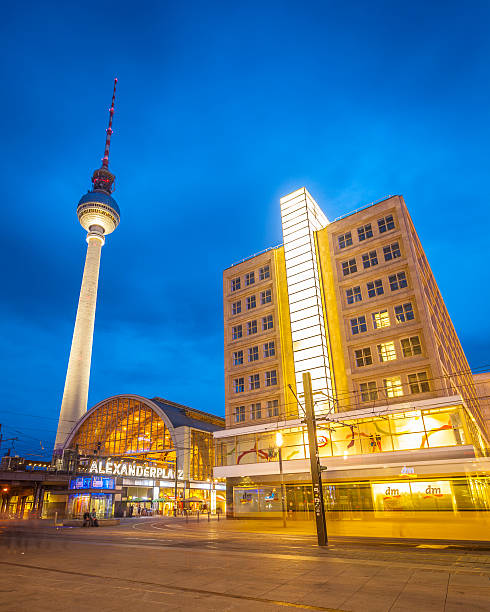 alexanderplatz, fernsehturm tower, berlim - clock station people berlin germany imagens e fotografias de stock