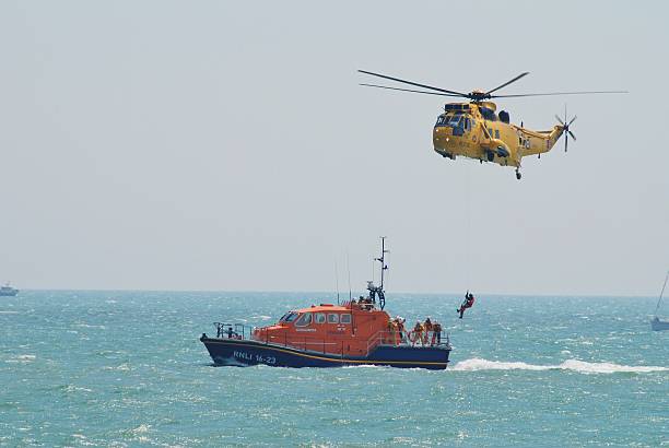 westland sea king har3 helicóptero, eastbourne - rescue helicopter water searching imagens e fotografias de stock