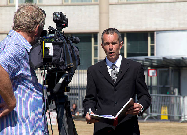 Correspondent Broadcasting "The Hague, Holland - June 3, 2011: Sky News reporter at the Jugoslavia Tribunal in The Hague, covering the trial of ex-general Mladic on June 3, 2011/" sky news stock pictures, royalty-free photos & images