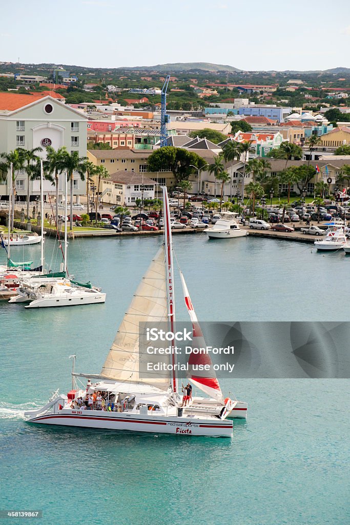 Catamarã sair do porto de Aruba - Foto de stock de Aruba royalty-free