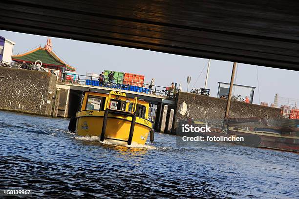 Wassertaxi Am Kanal In Amsterdam Stockfoto und mehr Bilder von Amsterdam - Amsterdam, Behälter, Brücke