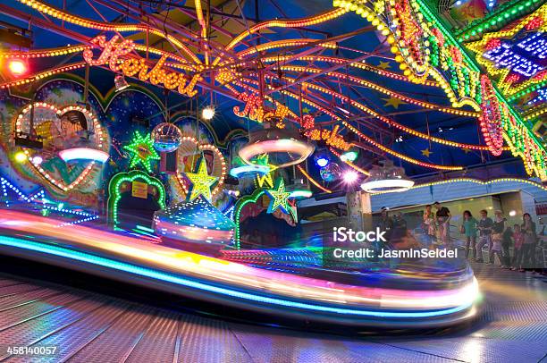 Colorato Luminoso Carosello - Fotografie stock e altre immagini di Luna Park - Luna Park, Ambientazione esterna, Arte, Cultura e Spettacolo