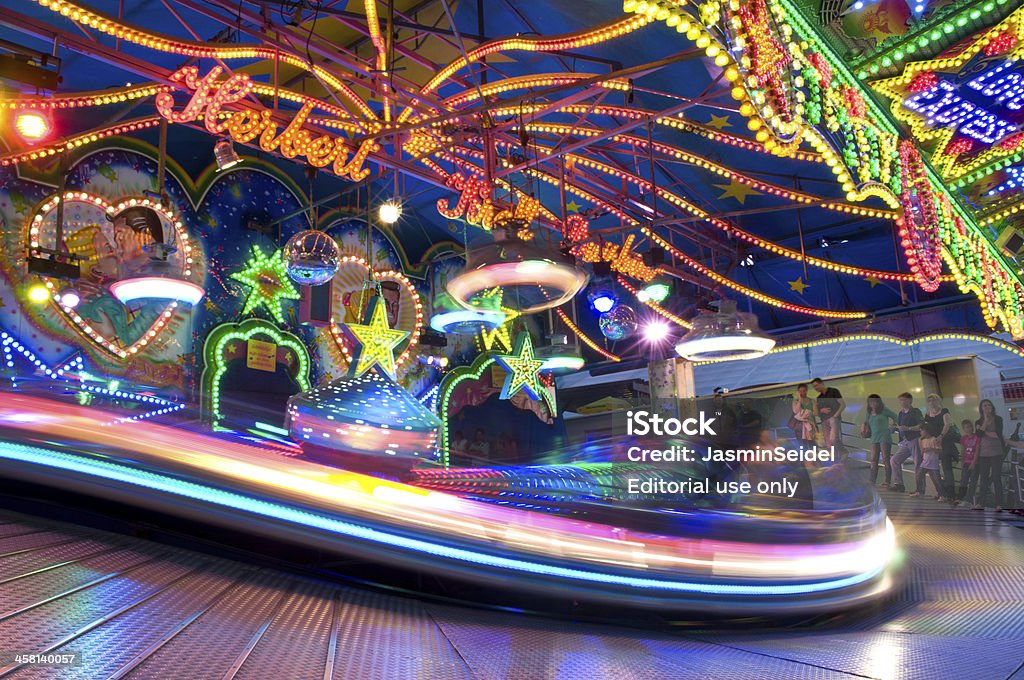 Iluminação colorida carrossel - Foto de stock de Atração de Parque de Diversão royalty-free