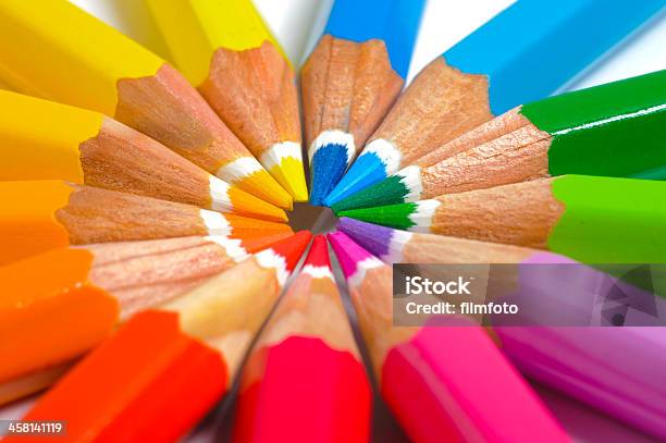 Matite Colorate In Cerchio - Fotografie stock e altre immagini di Arcobaleno  - Arcobaleno, Arte, Arti e mestieri - iStock