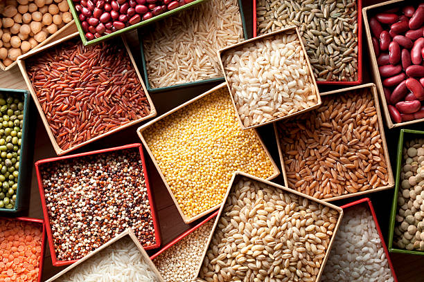 variedades de semillas de granos y algarrobas - arroz grano fotos fotografías e imágenes de stock