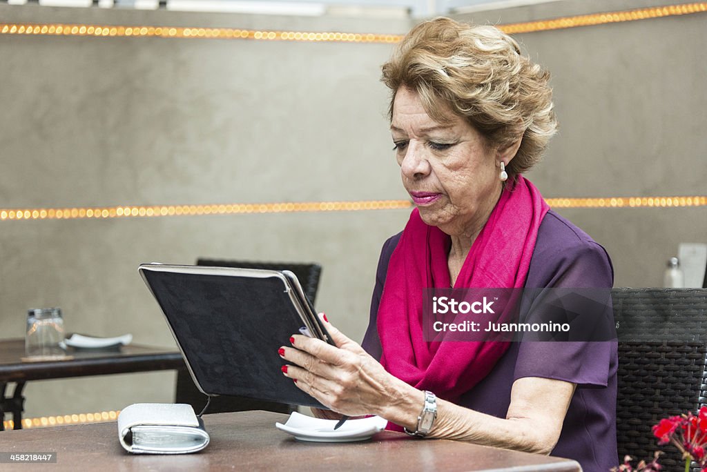 Donna anziana utilizzando internet - Foto stock royalty-free di 70-79 anni