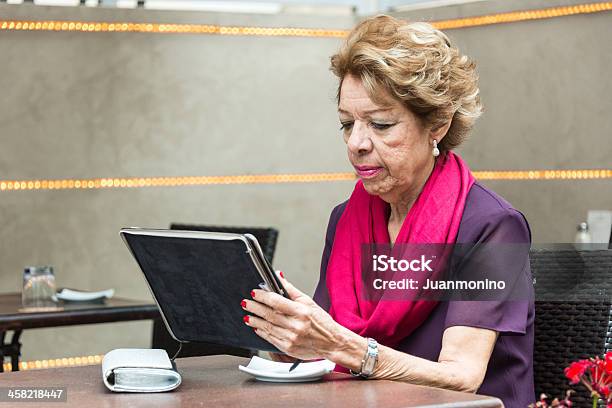 Donna Anziana Utilizzando Internet - Fotografie stock e altre immagini di 70-79 anni - 70-79 anni, Abbigliamento casual, Adulto