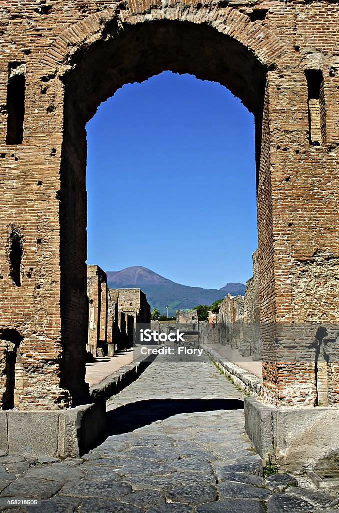 Arco di imperatore Nerone con il Vesuvio in background - Foto stock royalty-free di Pompei