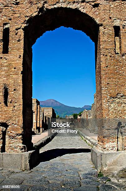Foto de Arco Do Imperador Nerone Com Vesúvio Ao Fundo e mais fotos de stock de Pompeia - Pompeia, Monte Vesúvio, Arruinado