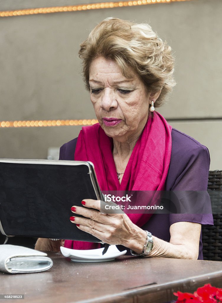 Femme âgée à l'aide d'internet - Photo de Femmes libre de droits