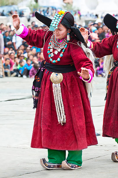 여자 번자체 티베트인 옷 공연 포크 댄스 - traditional festival ladakh ethnic music india 뉴스 사진 이미지