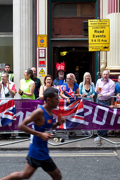 regarder le marathon - marathon running london england competition photos et images de collection