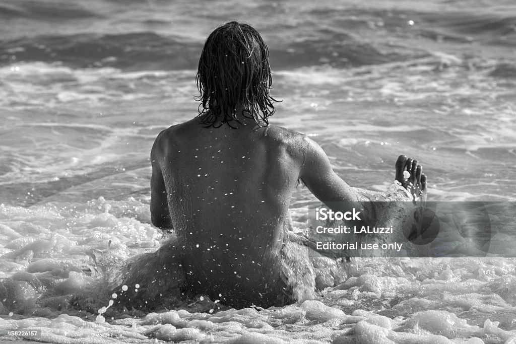 Jeune homme assis au surf - Photo de Crème solaire libre de droits