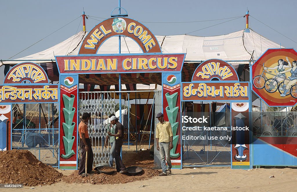 Люди веселятся на Индийский цирк, традиционные Pushkar camel fair, - Стоковые фото Аборигенная культура роялти-фри