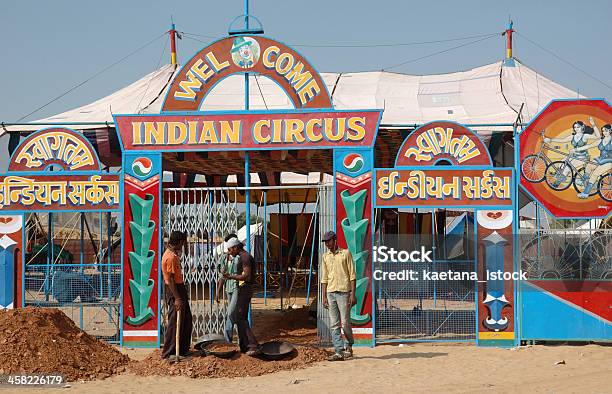 Люди Веселятся На Индийский Цирк Традиционные Pushkar Camel Fair — стоковые фотографии и другие картинки Аборигенная культура