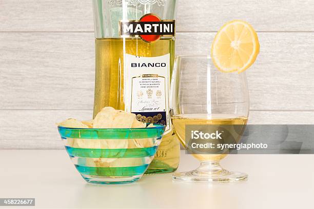 Foto de Martini Bianco Garrafa De Vidro e mais fotos de stock de Martini - Martini, Amarelo, Aperitivo
