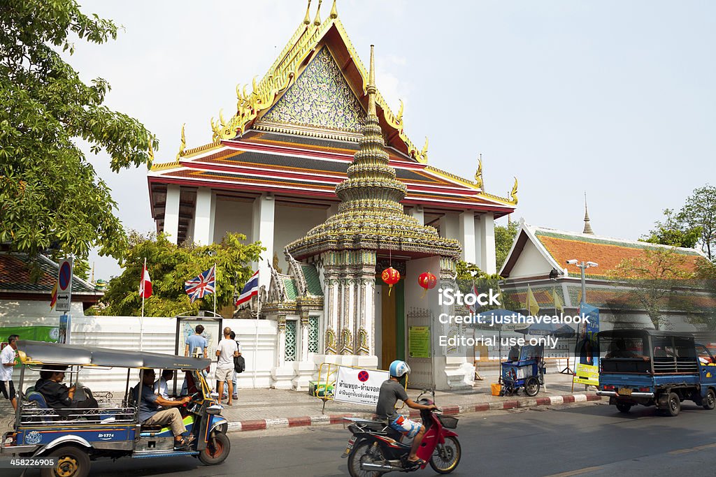 Przejazd Wat Pho - Zbiór zdjęć royalty-free (Bangkok)