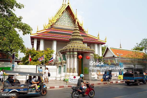 Przejazd Wat Pho - zdjęcia stockowe i więcej obrazów Bangkok - Bangkok, Brama, Dach