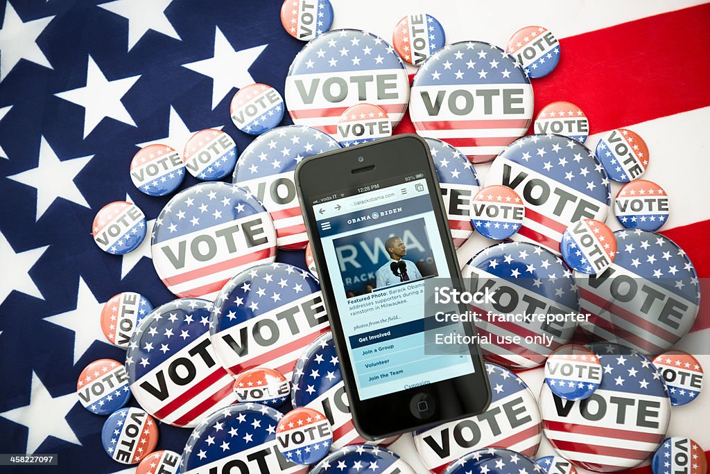 A eleição 2012, Barack Obama no iphone 5 com tela - Zbiór zdjęć royalty-free (Barack Obama)