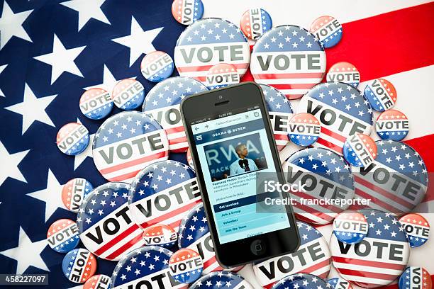 A Eleição 2012 Barack Obama No Iphone 5 Com Tela - zdjęcia stockowe i więcej obrazów Barack Obama - Barack Obama, Głosowanie, Ameryka