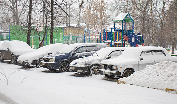 neige à moscou - snow car winter road photos et images de collection