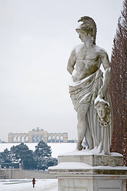 vienna-estatua de de schönbrunn gloriette y en invierno - mythology snow winter austria fotografías e imágenes de stock