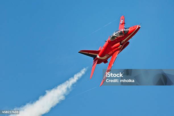 Red Arrows - zdjęcia stockowe i więcej obrazów Aranżacja - Aranżacja, Brytyjskie wojsko, Dym