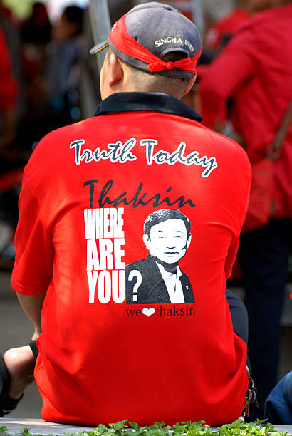 camisa vermelha - protest political rally crowd politics imagens e fotografias de stock