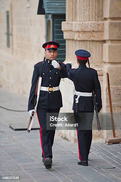 Sentries Fuera De Las Prestaciones De Protección Grandmasters Palace Valleta Malta Foto de stock y más banco de imágenes de Adulto