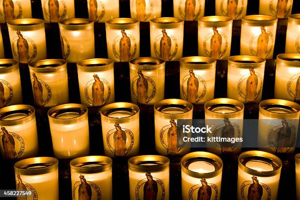 Oração Velas Queima A Catedral De Notredame - Fotografias de stock e mais imagens de Amor - Amor, Catedral, Catolicismo