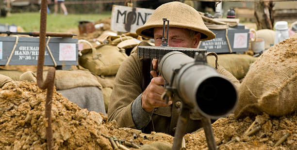 britânico gunner ww1 máquina - sniper rifle army soldier aiming - fotografias e filmes do acervo