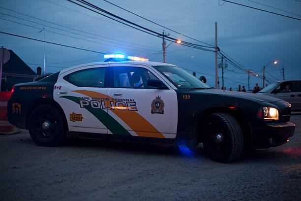 cape breton equipa de carro da polícia regional - editorial maritime provinces canada night imagens e fotografias de stock