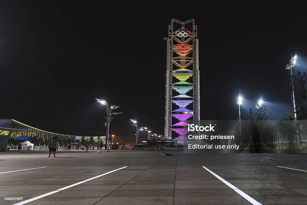 Arcobaleno di luci su Torre olimpica Giochi Olimpici di Pechino - Foto stock royalty-free di Giochi della XXIX Olimpiade