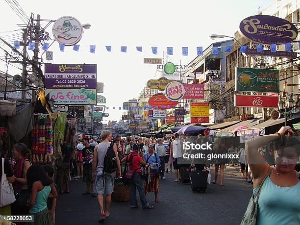 Rua Khao Santailândia Banguecoque - Fotografias de stock e mais imagens de Ao Ar Livre - Ao Ar Livre, Banglamphu, Banguecoque