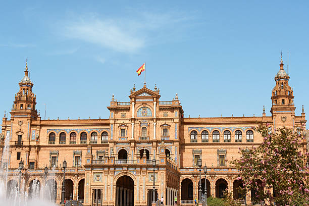 palacio espanhol em sevilha, espanha - seville sevilla fountain palacio espanol - fotografias e filmes do acervo