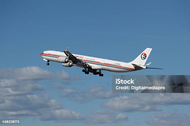 Photo libre de droit de China Eastern Airlines Airbus A 340642 banque d'images et plus d'images libres de droit de Affaires - Affaires, Aile d'avion, Airbus A340