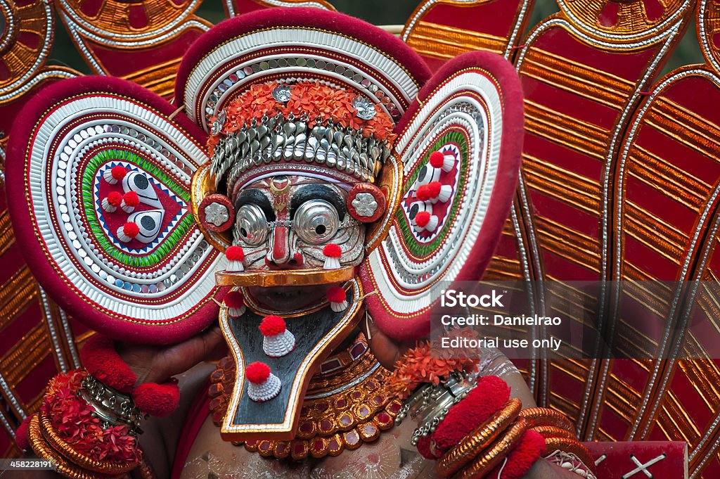 Theyyam исполнитель, Kannur, Керала, Индия. - Стоковые фото Бог роялти-фри