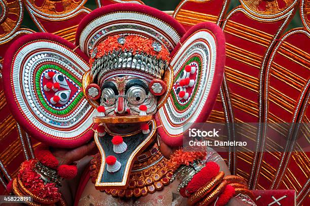 Theyyam Исполнитель Kannur Керала Индия — стоковые фотографии и другие картинки Бог - Бог, Выступление, Горизонтальный