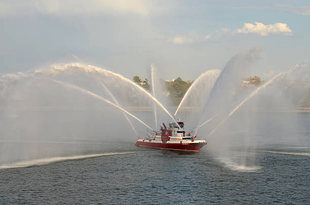 barco de bomberos de fdny-new york city - cañón de agua fotografías e imágenes de stock