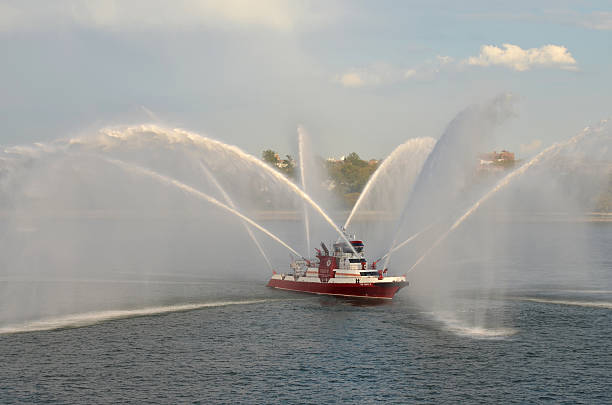 bateau pompier du centre des pompiers-ville de new york - water cannon photos et images de collection
